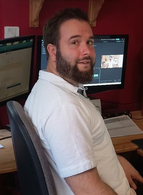 Damien à son bureau, devant ses écrans